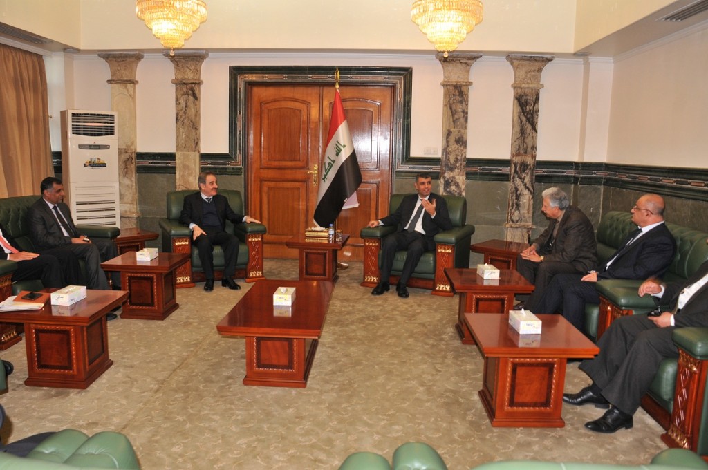 وزير الصناعة والمعادن يعقد اجتماعاً لبحث اليات العمل  (1)