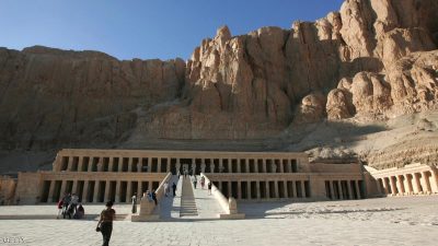 Tourists visit the temple of Queen Hapshepsut at Deir el-Bahari in Luxor 23 December 2007. AFP PHOTO/KHALED DESOUKI (Photo credit should read KHALED DESOUKI/AFP/Getty Images)