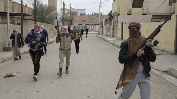 Gunmen fighters walk in the streets of the city of Ramadi December 30, 2013. Fighting broke out when Iraqi police moved to dismantle a Sunni Muslim protest camp in the western Anbar province on Monday, leaving at least 13 people dead, police and medical sources said.  REUTERS/Ali al-Mashhadani (IRAQ - Tags: POLITICS CIVIL UNREST)