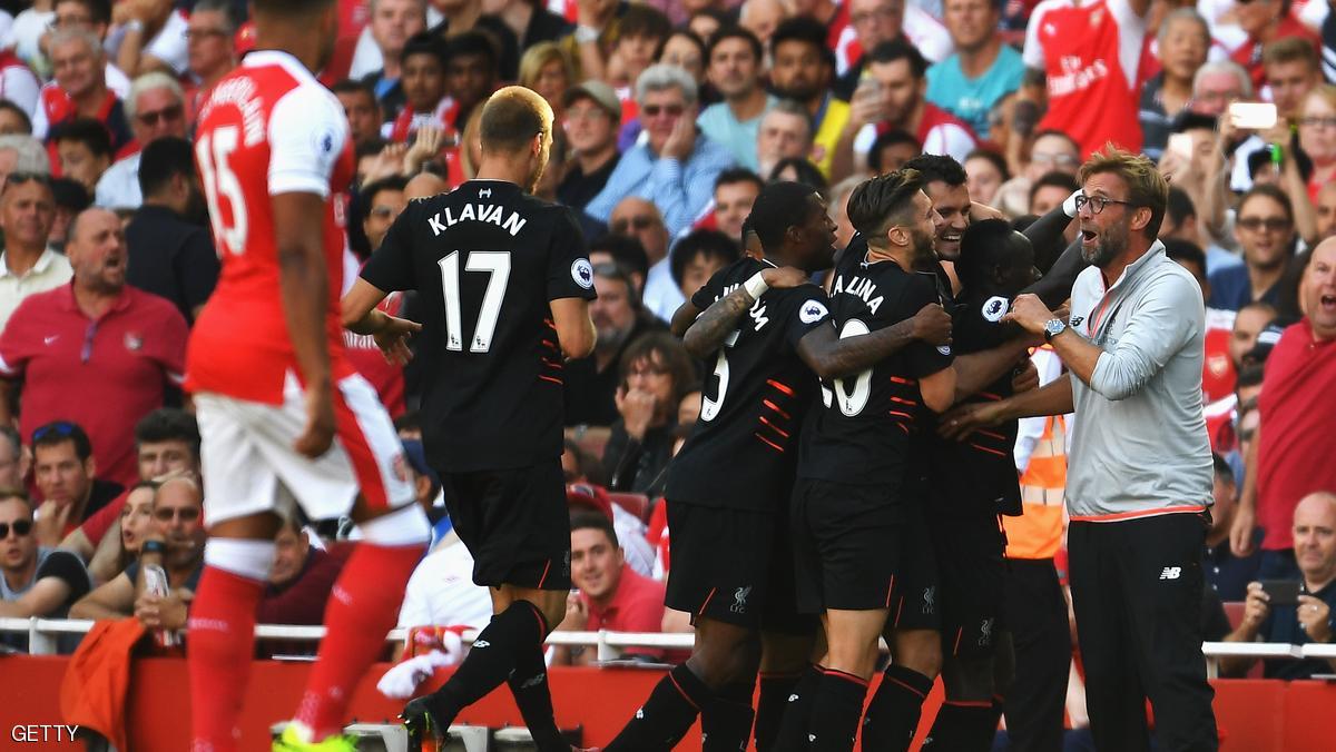 LONDON, ENGLAND - AUGUST 14:  Sadio Mane of Liverpool and team mates celebrate his goal with Jurgen Klopp, Manager of Liverpool during the Premier League match between Arsenal and Liverpool at Emirates Stadium on August 14, 2016 in London, England.  (Photo by Mike Hewitt/Getty Images)