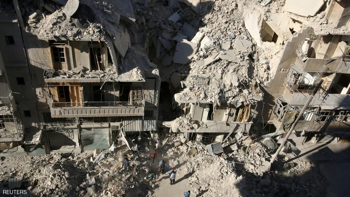 People dig in the rubble in an ongoing search for survivors at a site hit previously by an airstrike in the rebel-held Tariq al-Bab neighborhood of Aleppo, Syria, September 26, 2016. REUTERS/Abdalrhman Ismail/File Photo