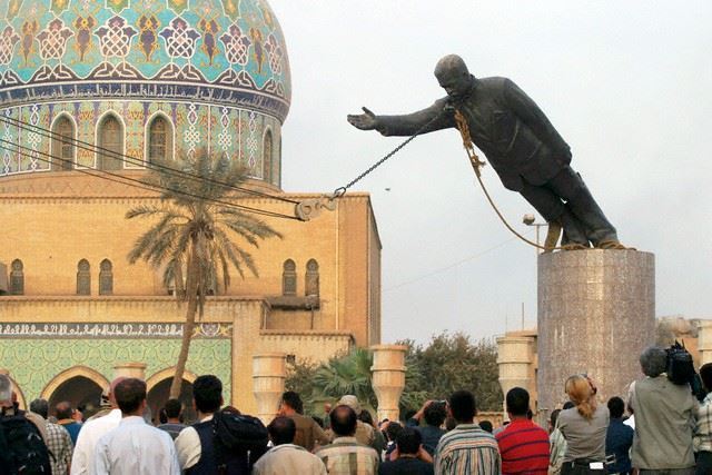 09 Apr 2003, Baghdad, Iraq --- US Marines from the 3rd Batallion, 4th Regiment are the first American troops to reach the center of Baghdad. They're the first to take down a statue of Saddam in front of the Palestine hotel. --- Image by Christophe Calais/Corbis