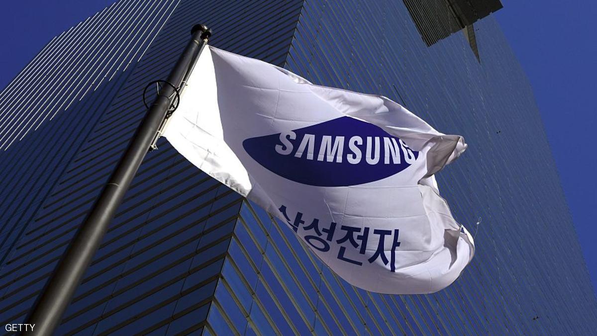 A Samsung flag flutters outside Samsung group headquarters in Seoul on November 29, 2016.
Samsung Electronics said on November 29 it was considering splitting the company into two as it faces growing pressure to overhaul governance structure during a crucial power transfer in the top management.  / AFP / JUNG YEON-JE        (Photo credit should read JUNG YEON-JE/AFP/Getty Images)